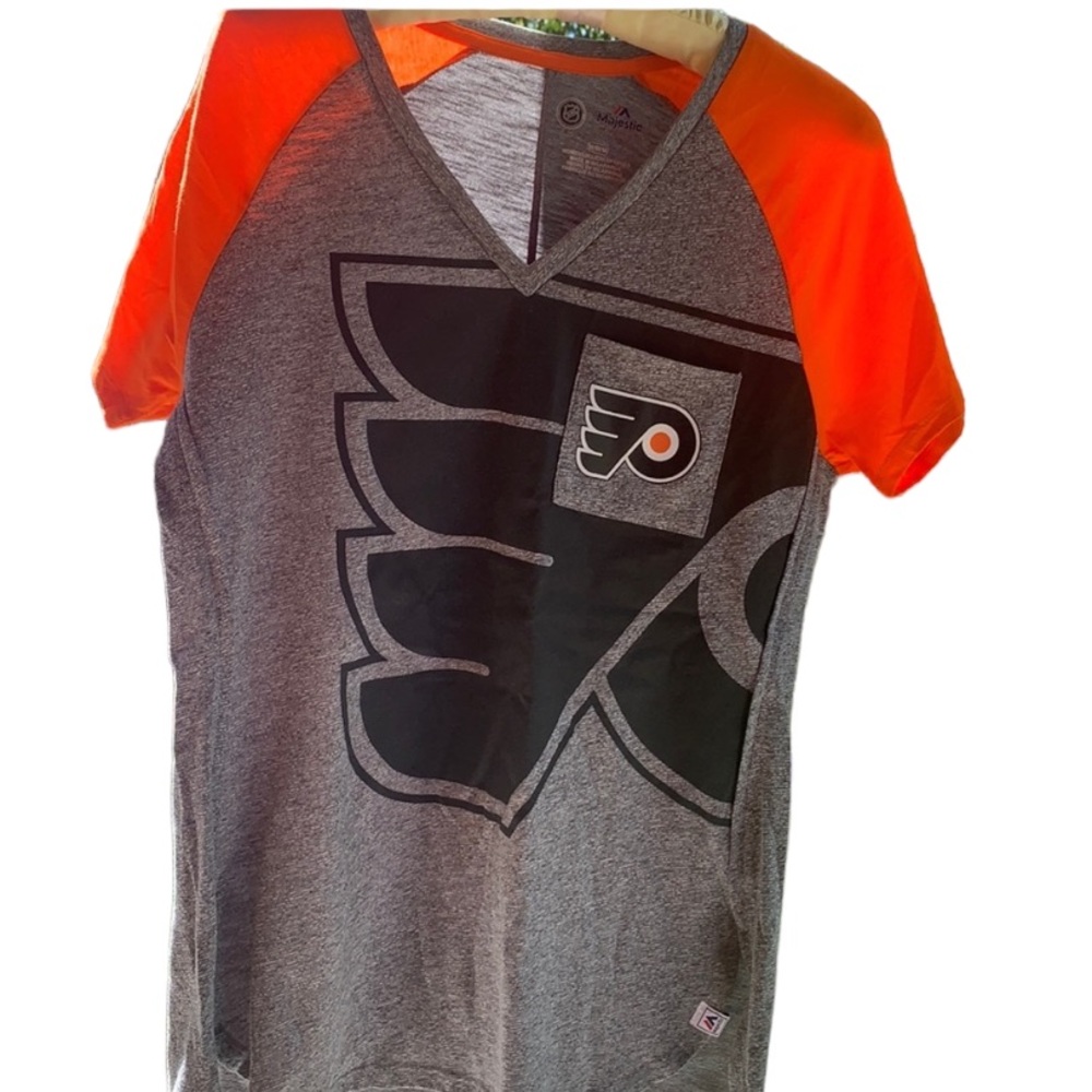 3/10 🆕 FLYERS T-shirt